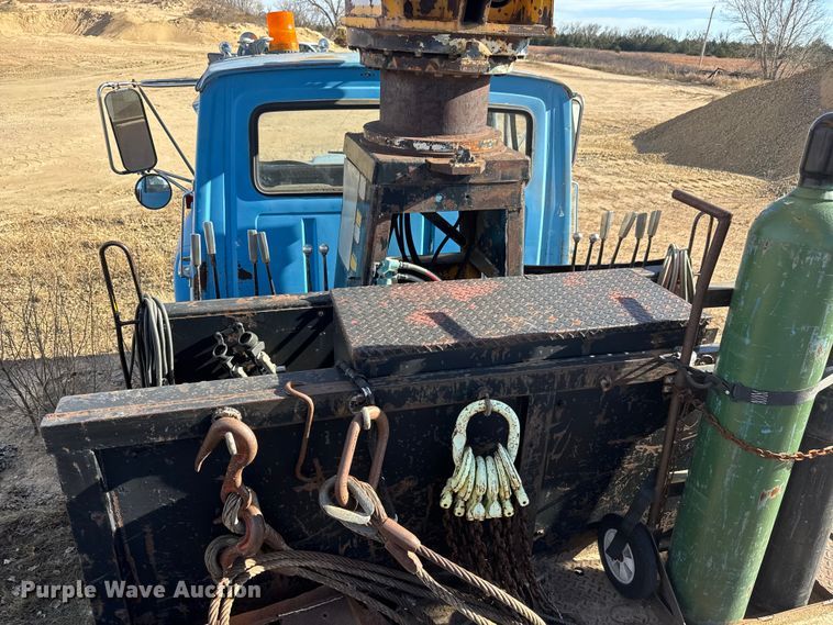 image for item NA9889 1979 Ford 8000 crane truck