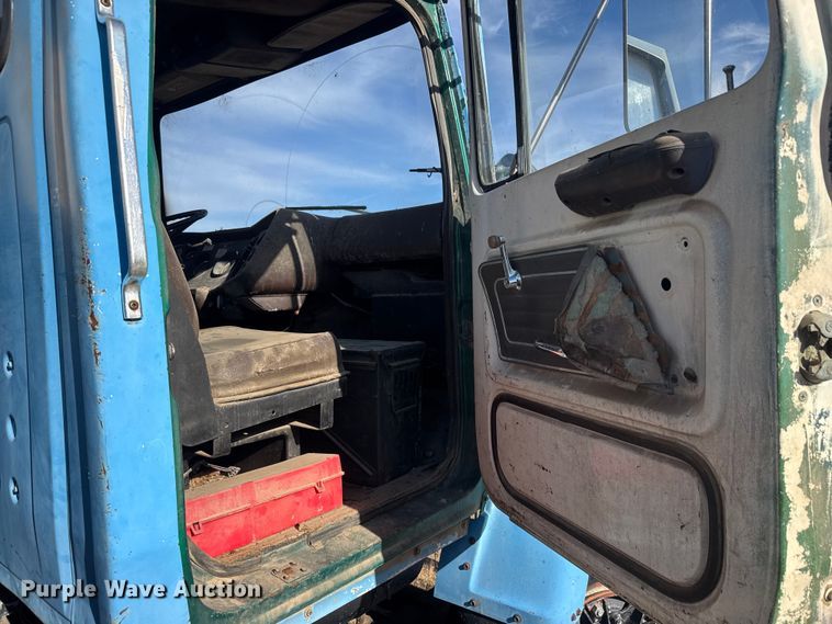 image for item NA9889 1979 Ford 8000 crane truck