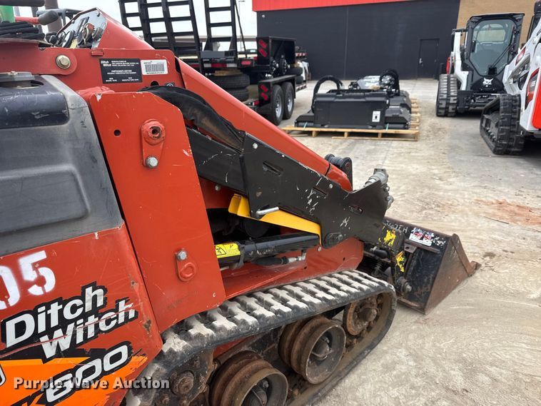image for item NA9993 2020 Ditch Witch SK600 compact utility loader