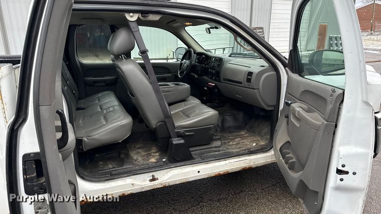 image for item ND9446 2011 Chevrolet Silverado 2500HD Ext. Cab utility bed pickup truck