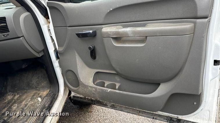 image for item ND9446 2011 Chevrolet Silverado 2500HD Ext. Cab utility bed pickup truck