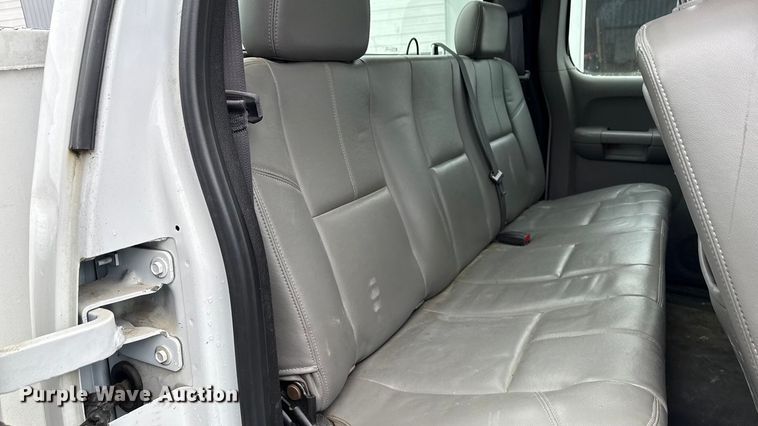 image for item ND9446 2011 Chevrolet Silverado 2500HD Ext. Cab utility bed pickup truck