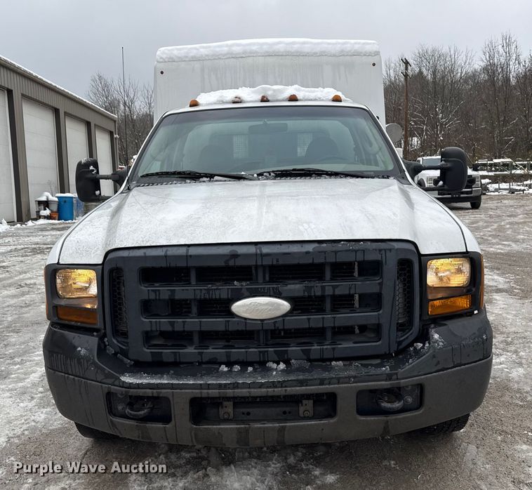 image for item ND9453 2006 Ford F350 Super Duty XL utility bed pickup truck