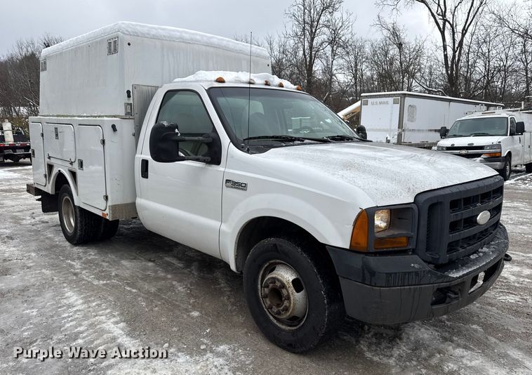 image for item ND9453 2006 Ford F350 Super Duty XL utility bed pickup truck