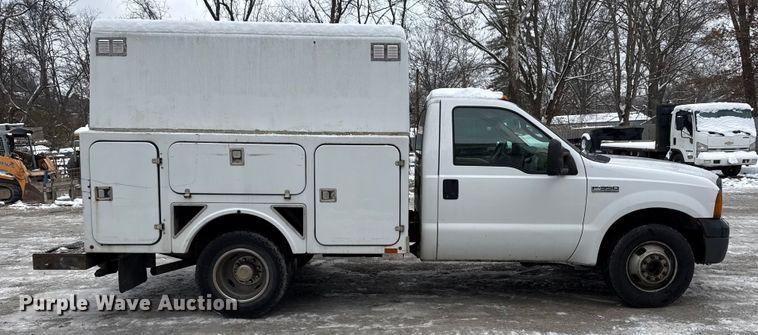 image for item ND9453 2006 Ford F350 Super Duty XL utility bed pickup truck