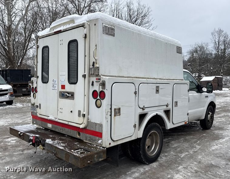 image for item ND9453 2006 Ford F350 Super Duty XL utility bed pickup truck