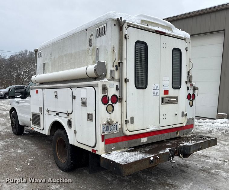 image for item ND9453 2006 Ford F350 Super Duty XL utility bed pickup truck