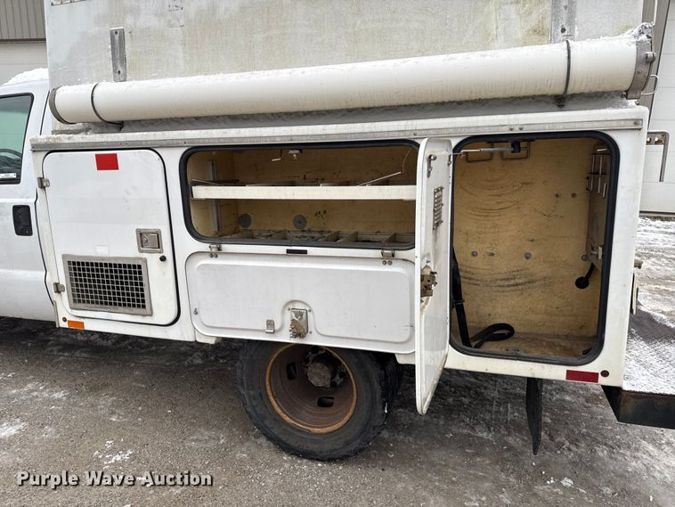 image for item ND9453 2006 Ford F350 Super Duty XL utility bed pickup truck