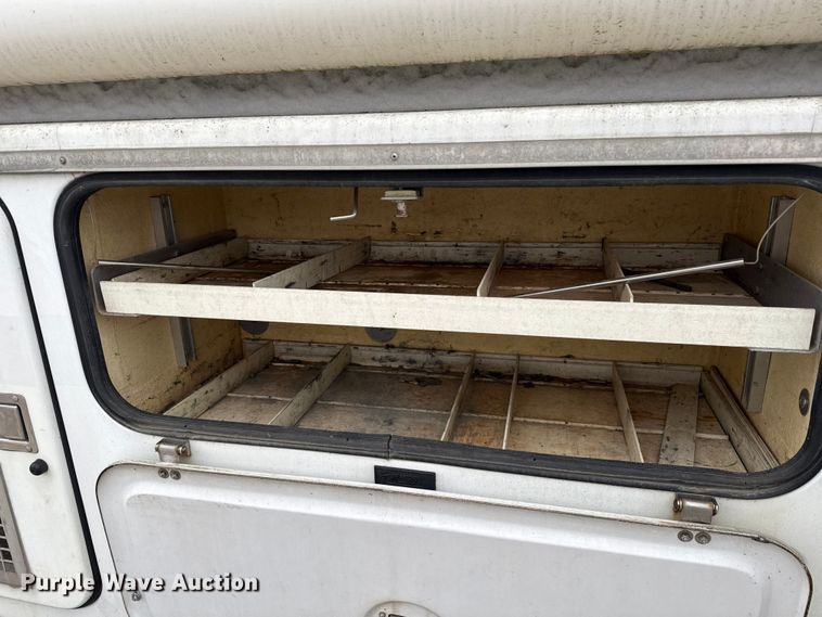 image for item ND9453 2006 Ford F350 Super Duty XL utility bed pickup truck