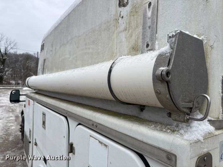 image for item ND9453 2006 Ford F350 Super Duty XL utility bed pickup truck