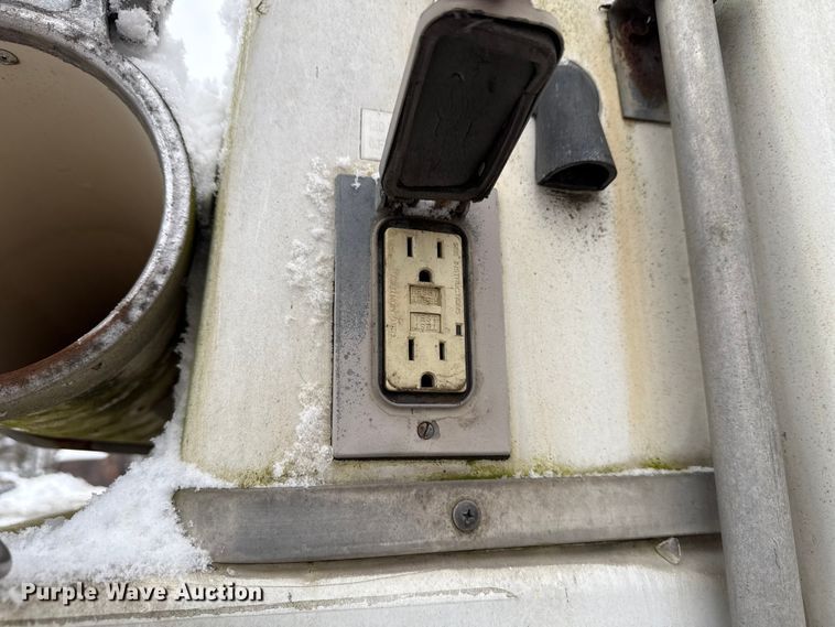 image for item ND9453 2006 Ford F350 Super Duty XL utility bed pickup truck