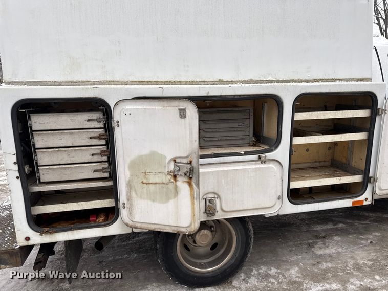 image for item ND9453 2006 Ford F350 Super Duty XL utility bed pickup truck