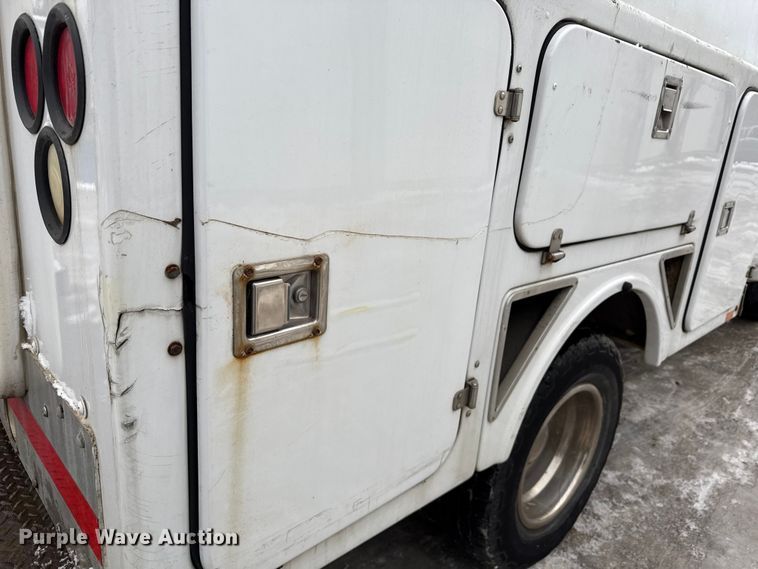 image for item ND9453 2006 Ford F350 Super Duty XL utility bed pickup truck