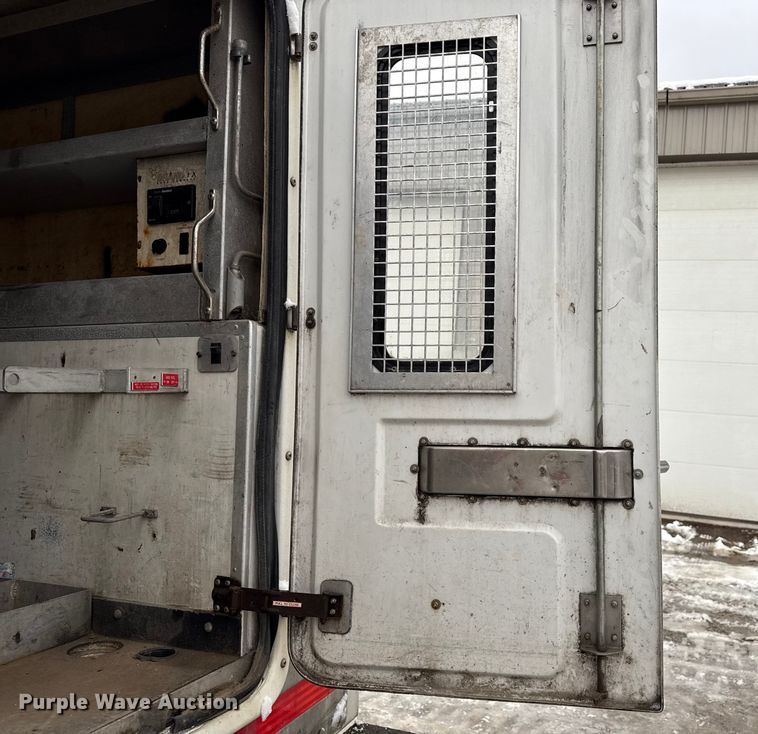 image for item ND9453 2006 Ford F350 Super Duty XL utility bed pickup truck