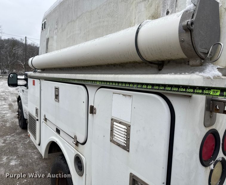 image for item ND9453 2006 Ford F350 Super Duty XL utility bed pickup truck