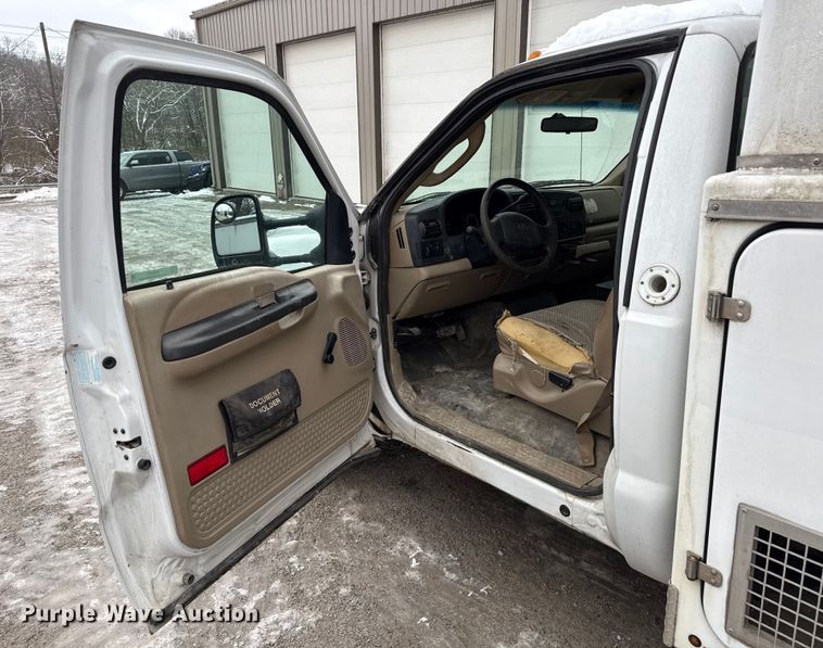 image for item ND9453 2006 Ford F350 Super Duty XL utility bed pickup truck