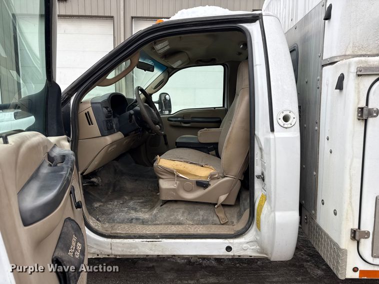 image for item ND9453 2006 Ford F350 Super Duty XL utility bed pickup truck