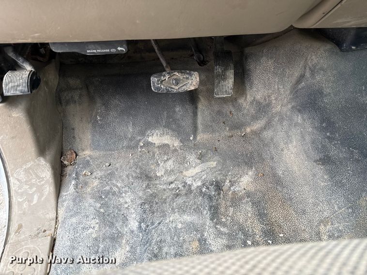 image for item ND9453 2006 Ford F350 Super Duty XL utility bed pickup truck