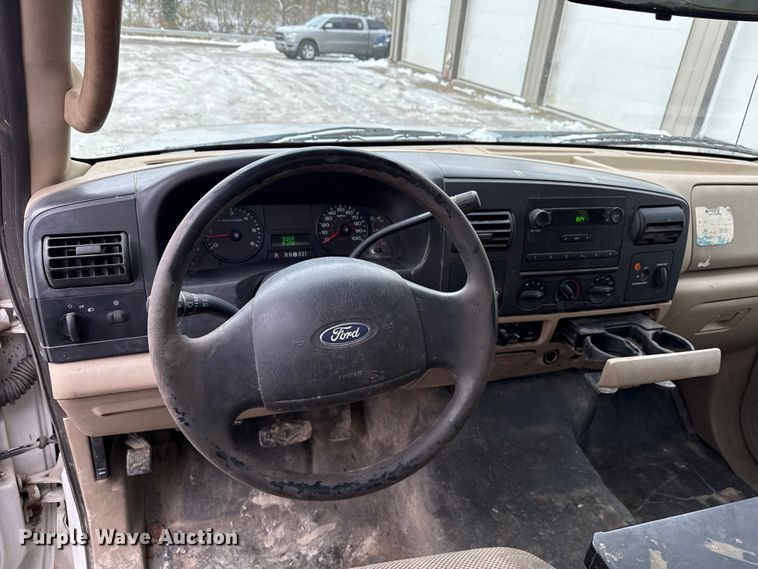 image for item ND9453 2006 Ford F350 Super Duty XL utility bed pickup truck