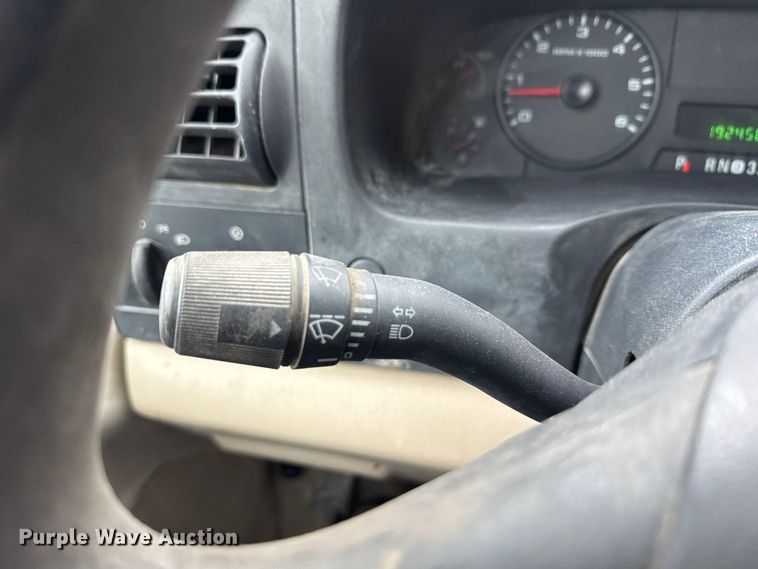 image for item ND9453 2006 Ford F350 Super Duty XL utility bed pickup truck