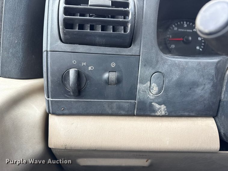 image for item ND9453 2006 Ford F350 Super Duty XL utility bed pickup truck