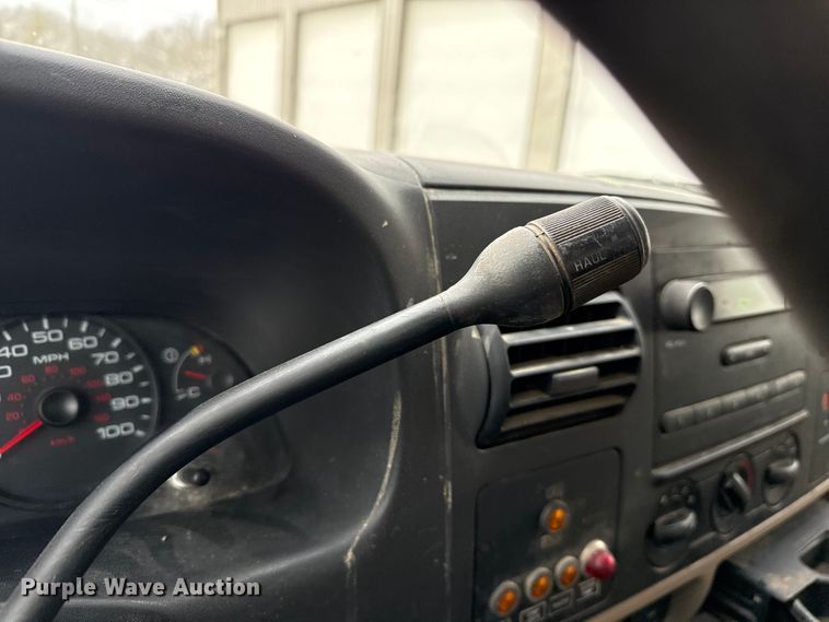 image for item ND9453 2006 Ford F350 Super Duty XL utility bed pickup truck