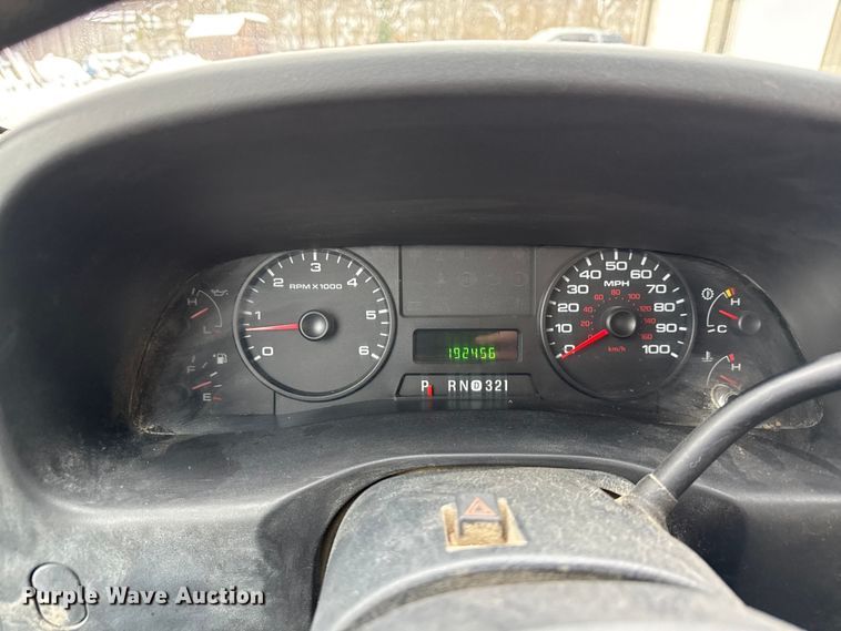 image for item ND9453 2006 Ford F350 Super Duty XL utility bed pickup truck