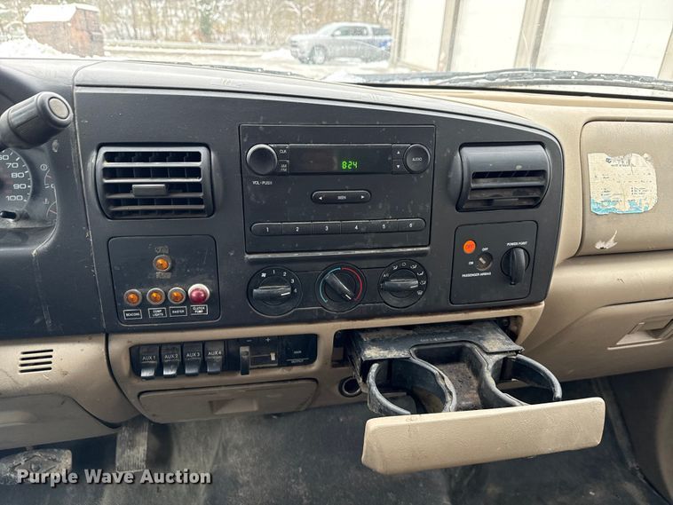 image for item ND9453 2006 Ford F350 Super Duty XL utility bed pickup truck