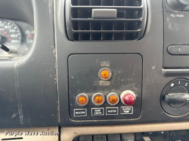 image for item ND9453 2006 Ford F350 Super Duty XL utility bed pickup truck