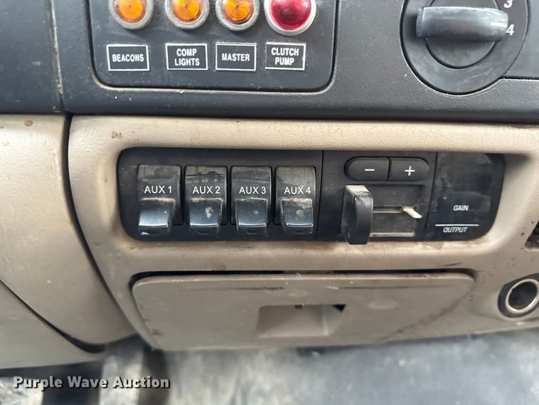 image for item ND9453 2006 Ford F350 Super Duty XL utility bed pickup truck