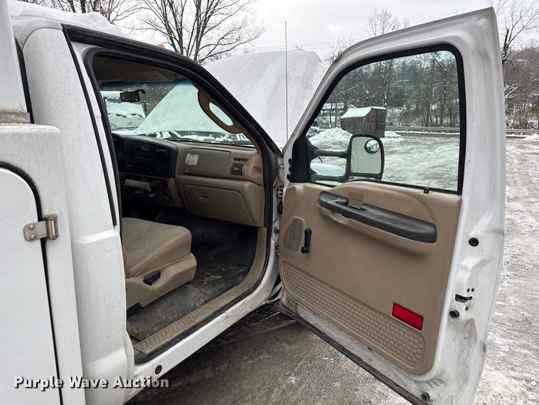 image for item ND9453 2006 Ford F350 Super Duty XL utility bed pickup truck