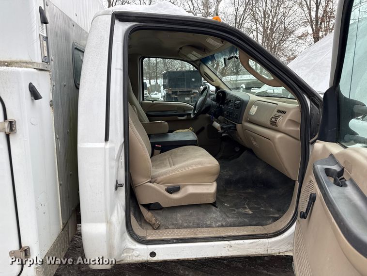 image for item ND9453 2006 Ford F350 Super Duty XL utility bed pickup truck