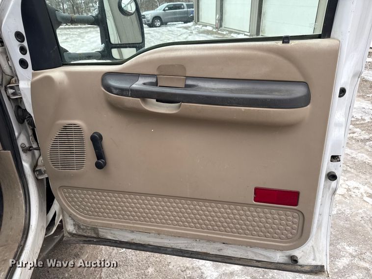 image for item ND9453 2006 Ford F350 Super Duty XL utility bed pickup truck