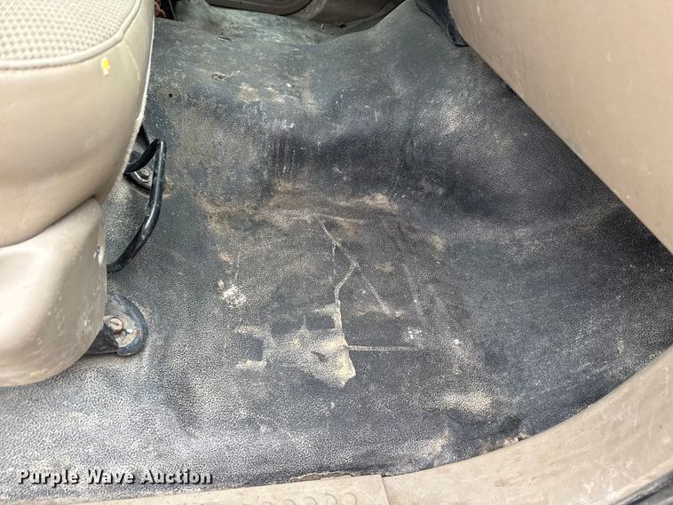 image for item ND9453 2006 Ford F350 Super Duty XL utility bed pickup truck