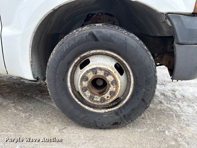 image for item ND9453 2006 Ford F350 Super Duty XL utility bed pickup truck