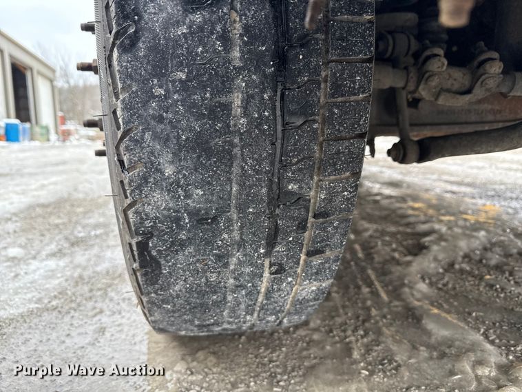 image for item ND9453 2006 Ford F350 Super Duty XL utility bed pickup truck