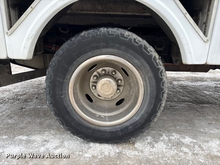 image for item ND9453 2006 Ford F350 Super Duty XL utility bed pickup truck