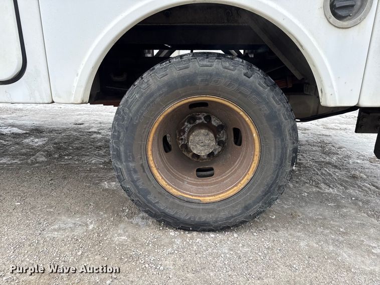 image for item ND9453 2006 Ford F350 Super Duty XL utility bed pickup truck