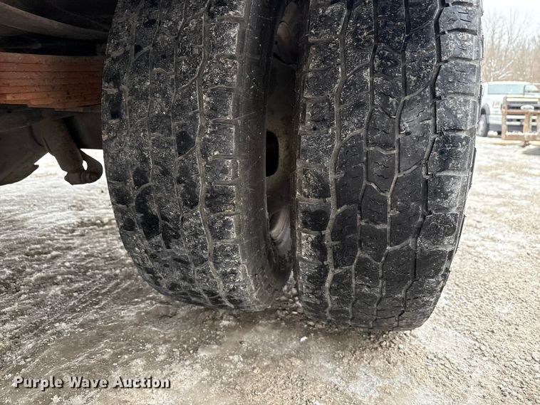 image for item ND9453 2006 Ford F350 Super Duty XL utility bed pickup truck