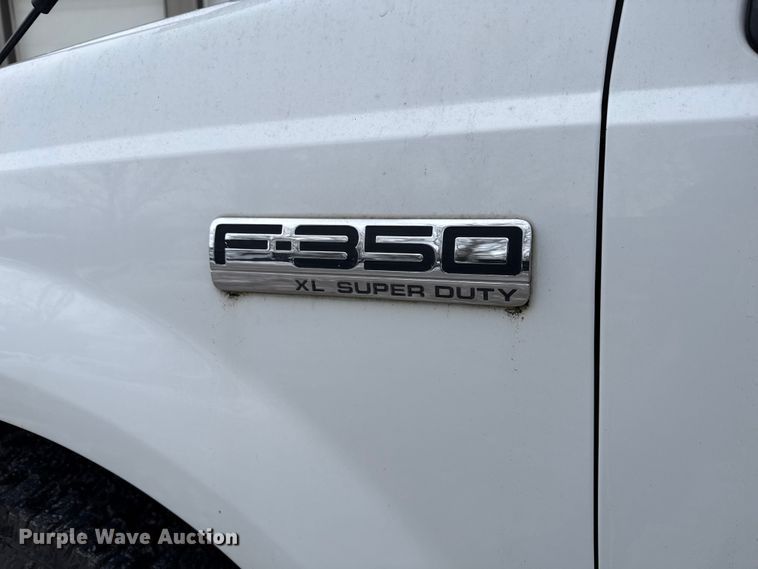 image for item ND9453 2006 Ford F350 Super Duty XL utility bed pickup truck