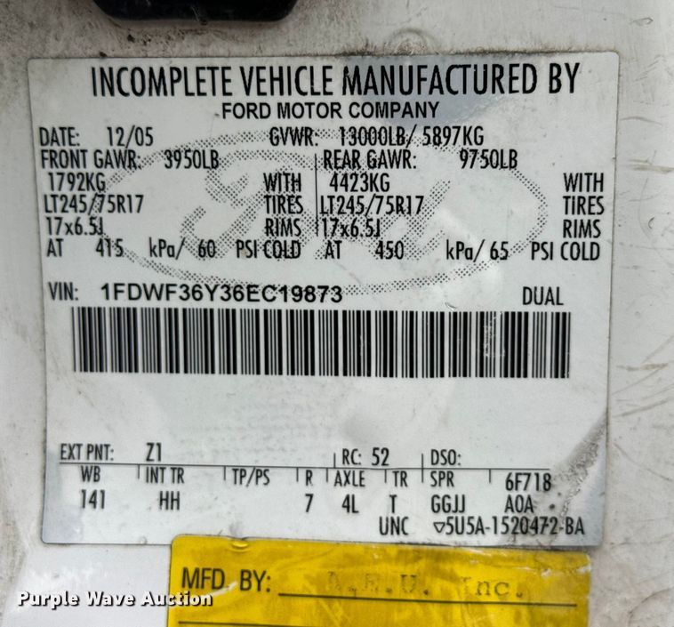 image for item ND9453 2006 Ford F350 Super Duty XL utility bed pickup truck