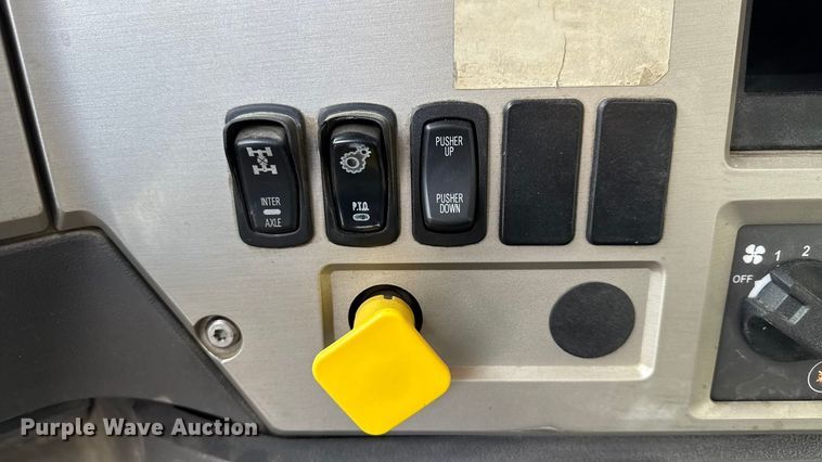 image for item ND9458 2015 Mack GU713 dump truck