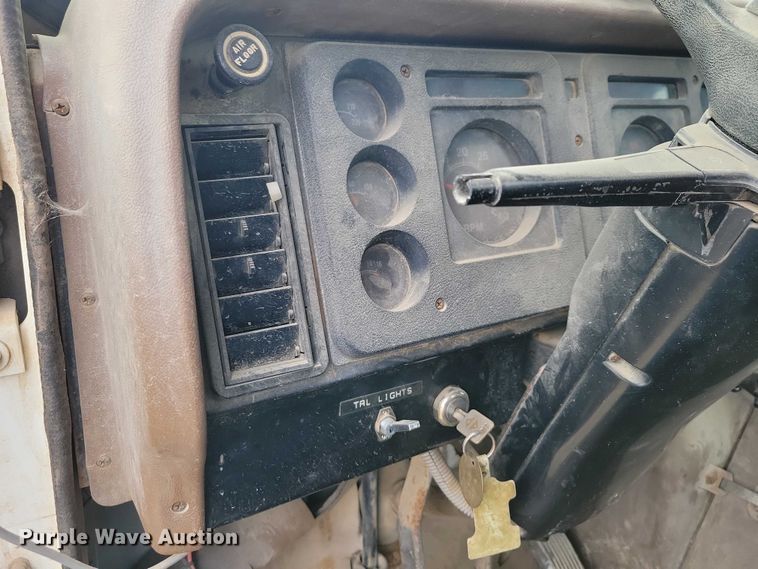 image for item NO9794 1988 International S1900 DTA semi truck