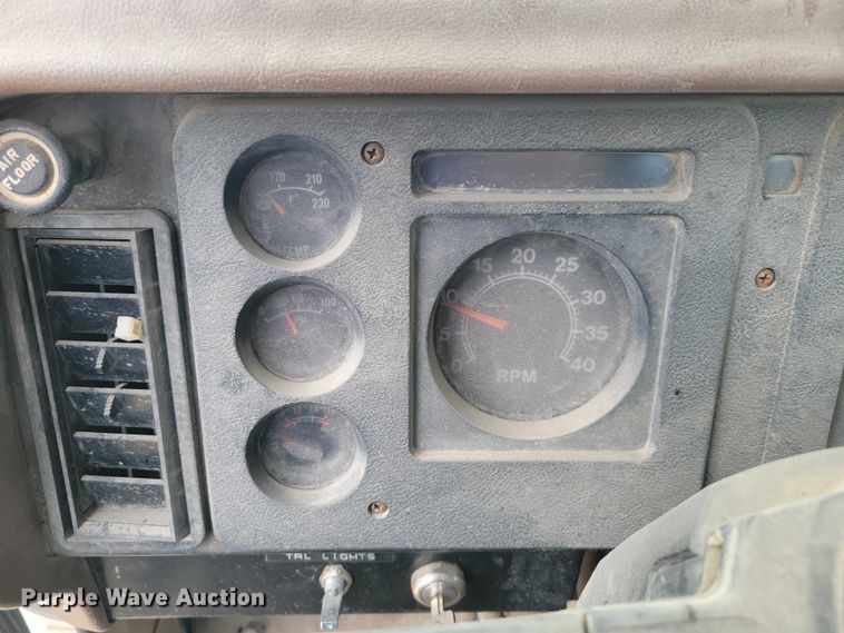 image for item NO9794 1988 International S1900 DTA semi truck