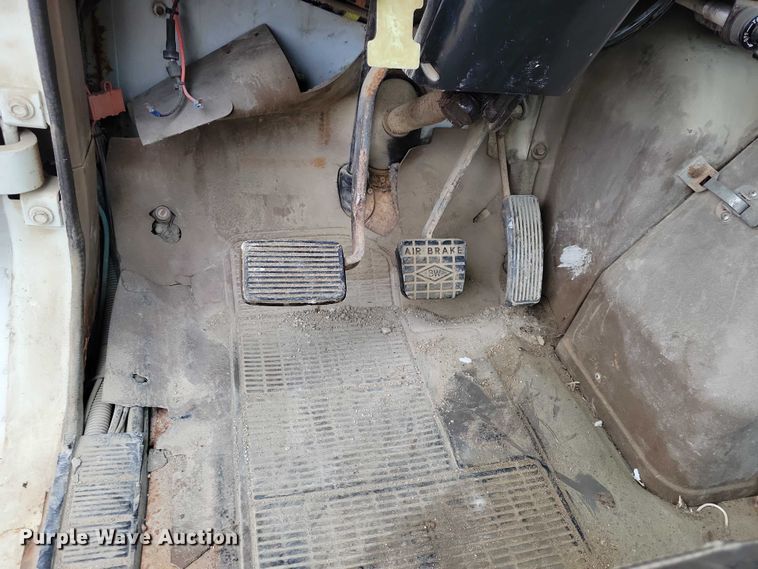 image for item NO9794 1988 International S1900 DTA semi truck