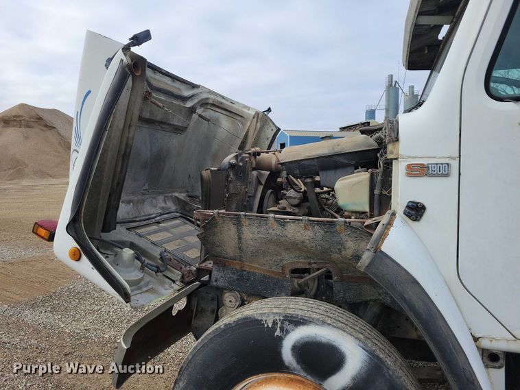 image for item NO9794 1988 International S1900 DTA semi truck