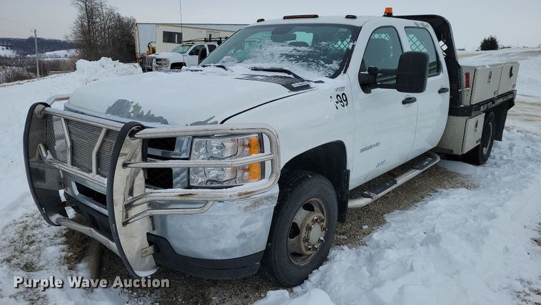 image for item NO9827 2013 Chevrolet 3500HD Silverado Crew Cab flatbed truck