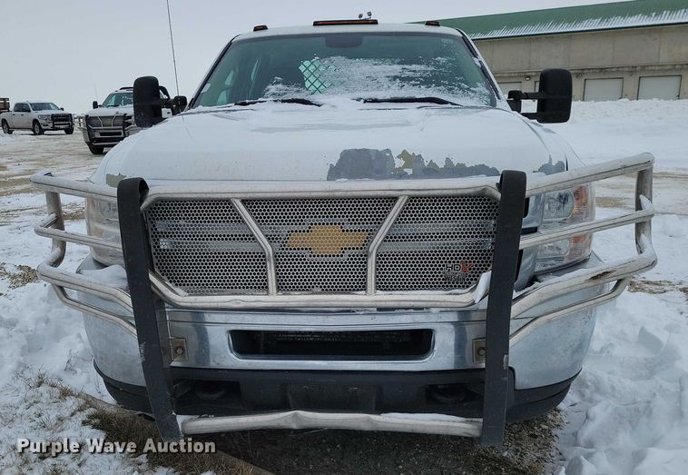 image for item NO9827 2013 Chevrolet 3500HD Silverado Crew Cab flatbed truck