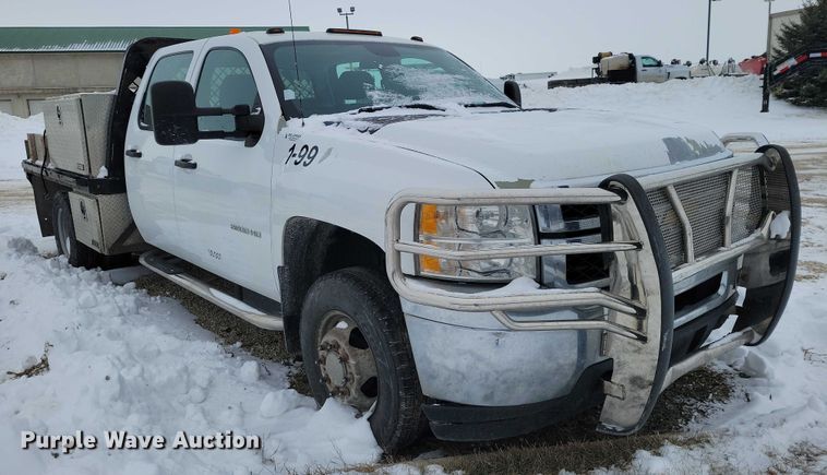 image for item NO9827 2013 Chevrolet 3500HD Silverado Crew Cab flatbed truck