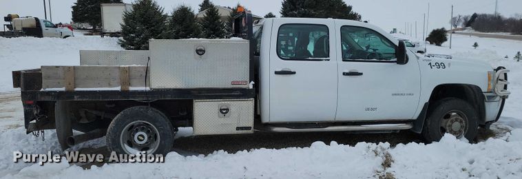 image for item NO9827 2013 Chevrolet 3500HD Silverado Crew Cab flatbed truck